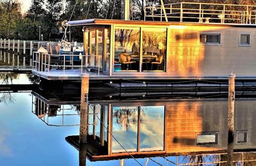 Monnickendam Boat Rental | Houseboat Isola