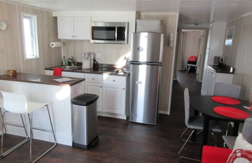 Portsmouth Boat Rental | Houseboat located in the beautiful Kittery/Portsmouth Harbor