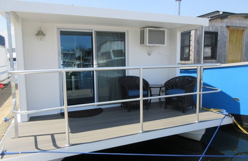 Portsmouth Boat Rental | Houseboat located in the beautiful Kittery/Portsmouth Harbor