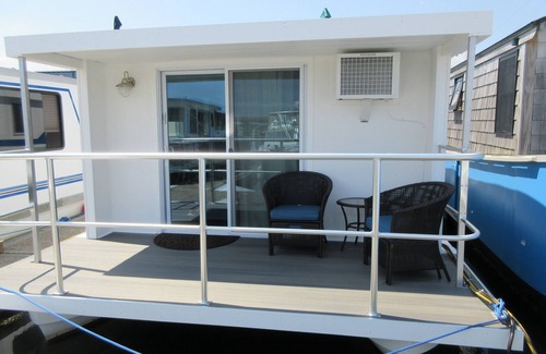 Portsmouth Boat Rental | Houseboat located in the beautiful Kittery/Portsmouth Harbor