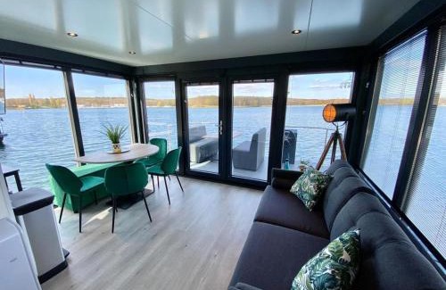 Middelaar Boat Rental | Houseboat Mookerplas with Sauna & Lake View