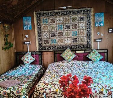 Dal Lake Boat Rental | Houseboat New Suzan