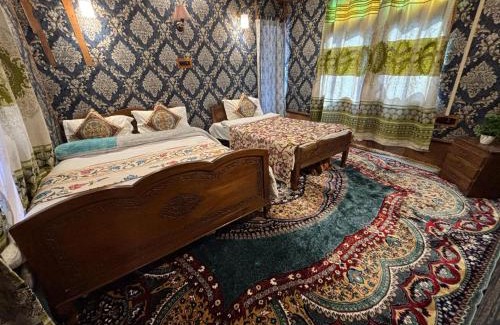 Dal Lake Boat Rental | Houseboat New Suzan