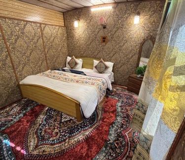Dal Lake Boat Rental | Houseboat New Suzan