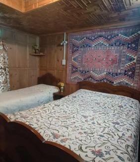 Dal Lake Boat Rental | Houseboat Pride of India