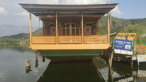 Dal Lake Boat Rental | Houseboat Pride of India