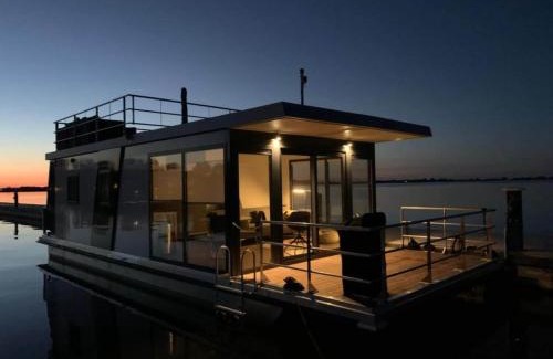 Offingawier Boat Rental | Houseboat Sneekermeer with Sun Deck, cleaning included