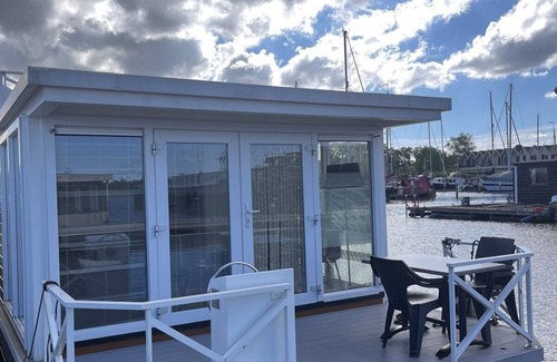 Monnickendam Boat Rental | Houseboat Tomio NS001