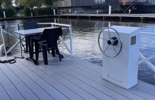 Monnickendam Boat Rental | Houseboat Tomio NS001