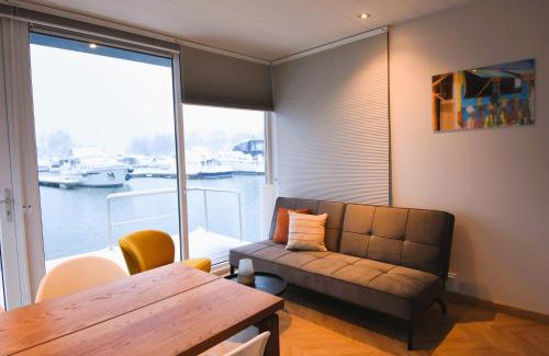 Heugum Boat Rental | Houseboat Trinidad