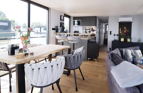 Offingawier Boat Rental | Houseboat with sauna & fantastic view Offingawier