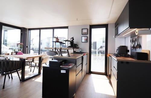 Offingawier Boat Rental | Houseboat with sauna & fantastic view Offingawier