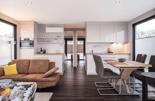 Offingawier Boat Rental | Houseboat with Stunning Views