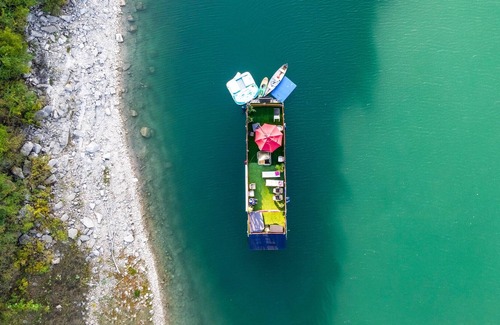 Lower Basin Lake Travis Boat Rental | Houseboat-Yacht Nestled In A Lake Travis Cove
