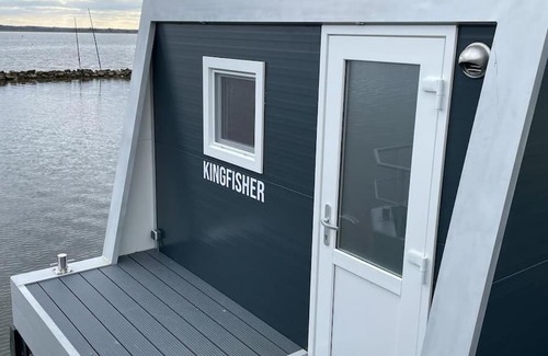Biddinghuizen Boat Rental | Houseboot Kingfisher, lake view