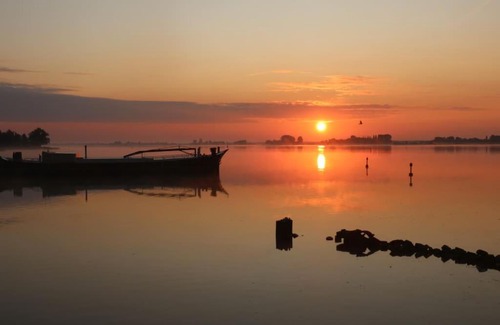 Biddinghuizen Boat Rental | Houseboot Kingfisher, lake view