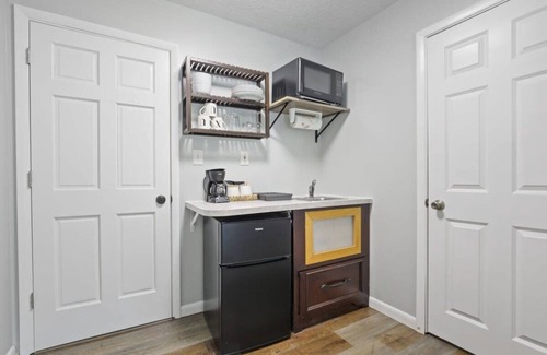 Newark Apartment | Housepitality - The Restful Studio - Cozy