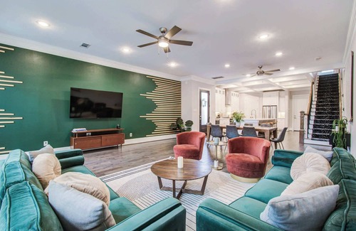 Washington Ave./ Memorial Park House | Houston Central Location - Stylish with Jacuzzi