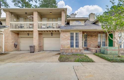 Barker House | Houston Retreat with Smart TVs Walk to Golf Course!