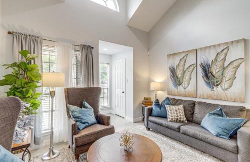 Barker House | Houston Retreat with Smart TVs Walk to Golf Course!