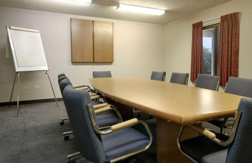Portage La Prairie Hotel | Howard Johnson by Wyndham Portage La Prairie