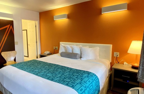 Lake George Hotel | Howard Johnson by Wyndham Lake George