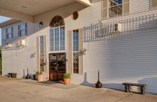 Branson Theater District Hotel | Howard Johnson by Wyndham Branson Theatre District