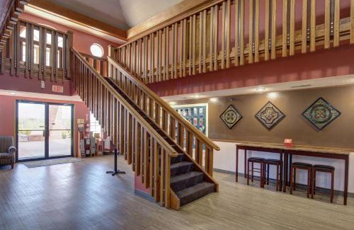 Branson Theater District Hotel | Howard Johnson by Wyndham Branson Theatre District