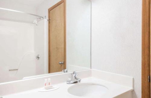 Lenox Hotel | Howard Johnson by Wyndham Lenox