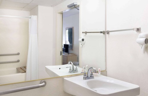 Newburgh Hotel | Howard Johnson by Wyndham Newburgh/West Point