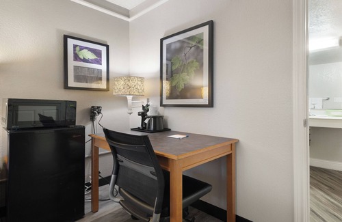 Central Sacramento Hotel | Howard Johnson by Wyndham Sacramento Downtown