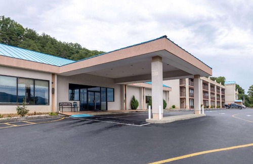 Salem Hotel | Howard Johnson by Wyndham Salem Hotel & Conference Center