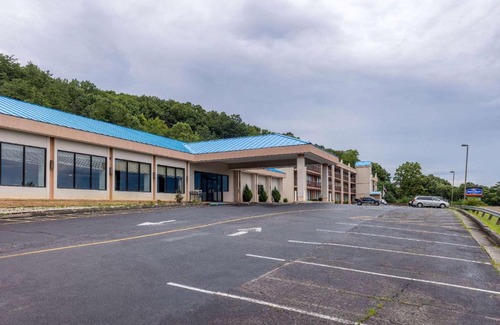 Salem Hotel | Howard Johnson by Wyndham Salem Hotel & Conference Center