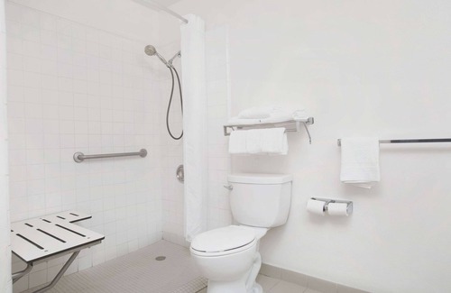 Delthorne Hotel | Howard Johnson by Wyndham Torrance