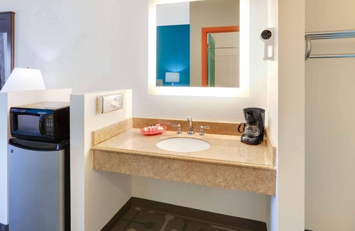 Lubbock Hotel | Howard Johnson by Wyndham Lubbock TX