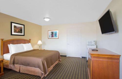 St. George Hotel | Howard Johnson by Wyndham St. George Hotel & Suites