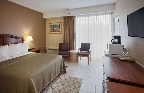 Toms River Hotel | Howard Johnson by Wyndham Toms River
