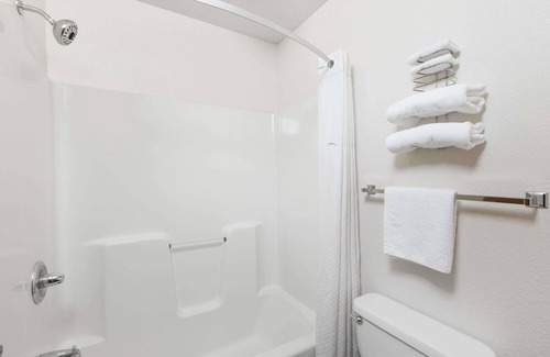 Wichita Hotel | Howard Johnson by Wyndham Wichita Airport