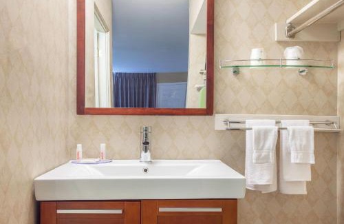 Sunnyside Hotel | Howard Johnson Inn by Wyndham Kingston