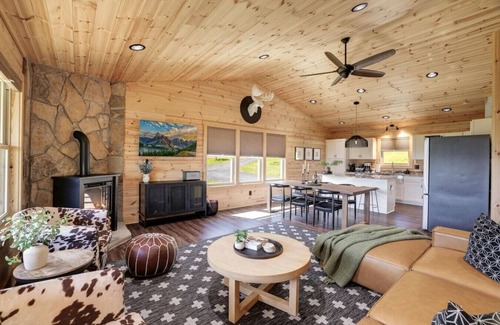 Stanley Cabin | Howdy Cabin: Hot Tub, Stunning Views, EVSE, Wi-Fi
