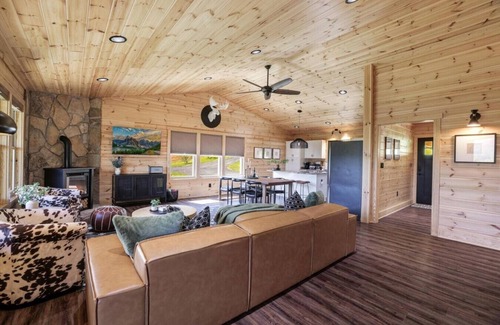 Stanley Cabin | Howdy Cabin: Hot Tub, Stunning Views, EVSE, Wi-Fi