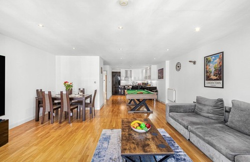 Shoreditch Apartment | Hoxton Hideaway 3 Bed 2 Bath Duplex, 140 sq meters, Pool Table & Rooftop Terrace