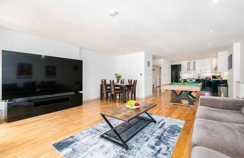 Shoreditch Apartment | Hoxton Hideaway 3 Bed 2 Bath Duplex, 140 sq meters, Pool Table & Rooftop Terrace