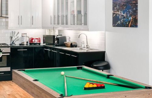Shoreditch Apartment | Hoxton Hideaway 3 Bed 2 Bath Duplex, 140 sq meters, Pool Table & Rooftop Terrace
