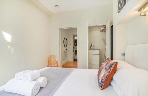 West Kensington Apartment | HR2 - Charming 1-Bed near Holland Park - by Short Stories London