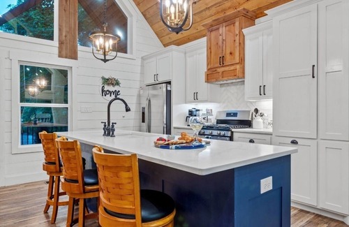Broken Bow Cabin | HUCKLEBERRY FARM, Oversized decks, Romantic, Hot Tub, Bed Swing, Secluded, Creek