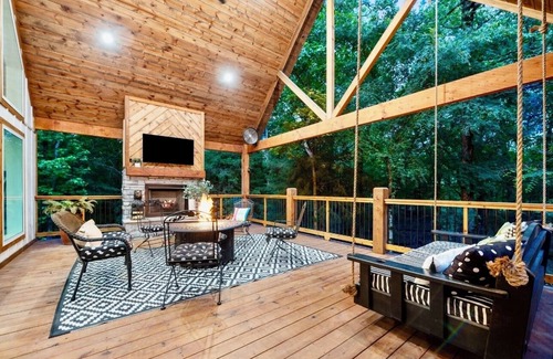 Broken Bow Cabin | HUCKLEBERRY FARM, Oversized decks, Romantic, Hot Tub, Bed Swing, Secluded, Creek