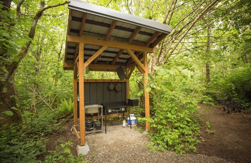 Gold Bar Cabin | Huckleberry Hideaway Luxury Off-Grid Glamping near Gold Bar, WA