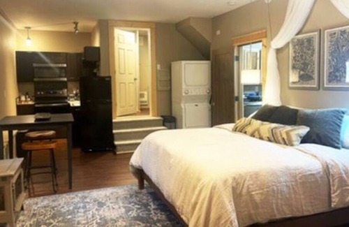 Enumclaw Cabin | Huckleberry House - Lodge style Mountain Retreat