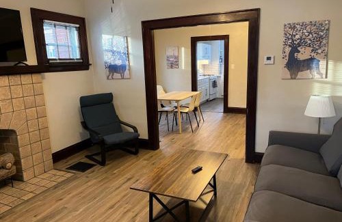 Norwood House | Hudson #1 Private Two Bed near Xavier & Downtown